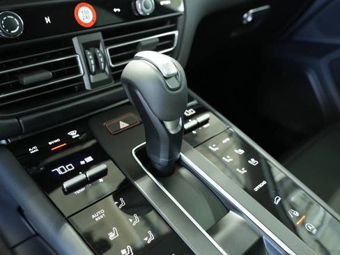 Certified 2025 Porsche Macan AWD/4WD image 24