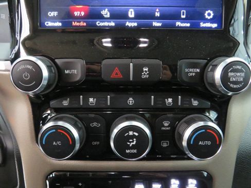 Used 2020 RAM 3500 Laramie image 32