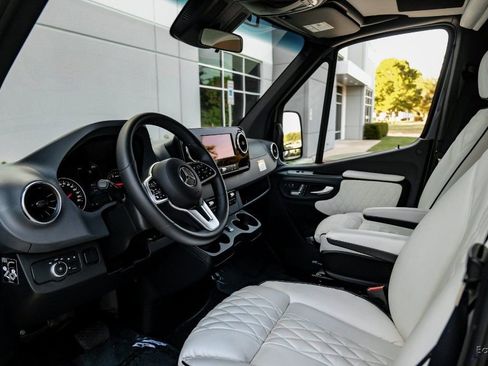 Used 2023 Mercedes-Benz Sprinter 3500 image 3