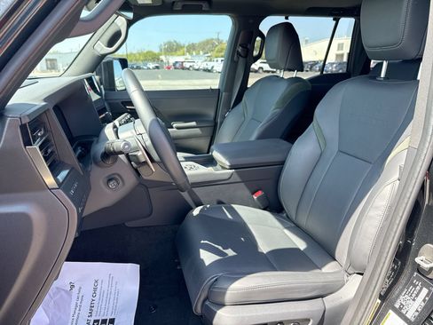 Used 2025 Lexus GX 550 w/ Accessory Package (32) AWD/4WD image 13