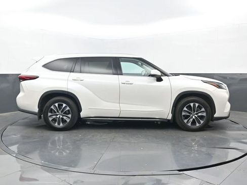 Used 2021 Toyota Highlander XLE image 2