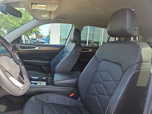 Used 2025 Volkswagen Atlas SE image 3