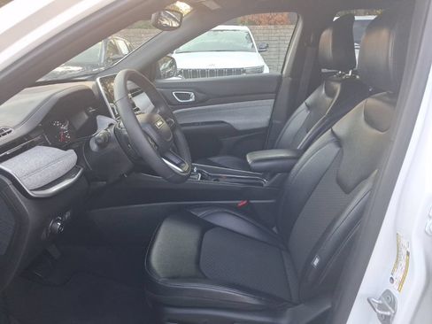 Used 2025 Jeep Compass Latitude AWD/4WD image 4