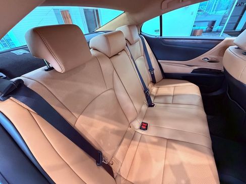 Used 2025 Lexus ES 300h w/ Premium Package FWD image 14