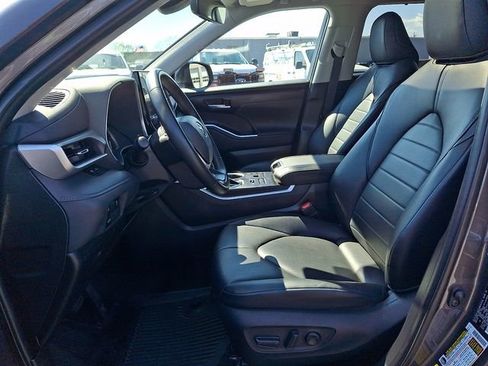 Used 2023 Toyota Highlander XLE AWD/4WD image 15