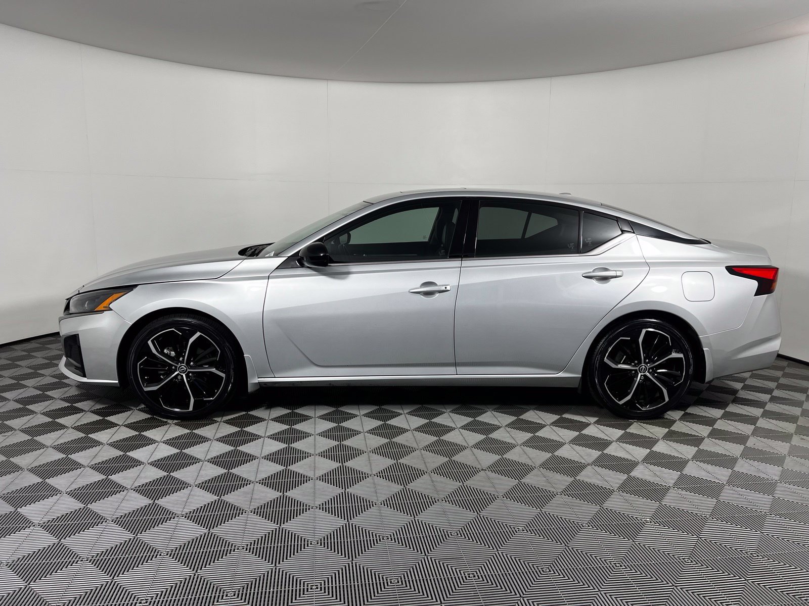 Used 2024 Nissan Altima 2.5 SR w/ SR Premium Package FWD image 8