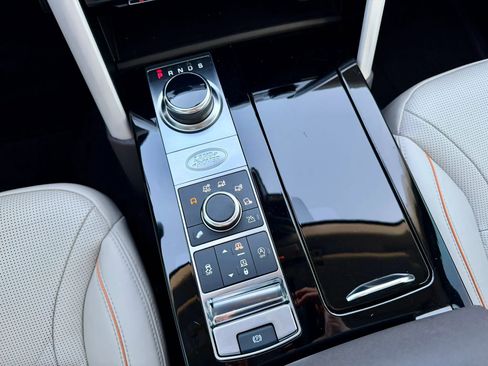 Used 2019 Land Rover Discovery HSE image 30