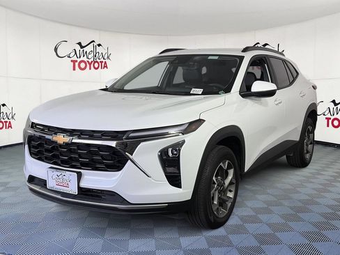 Used 2025 Chevrolet Trax LT FWD image 4