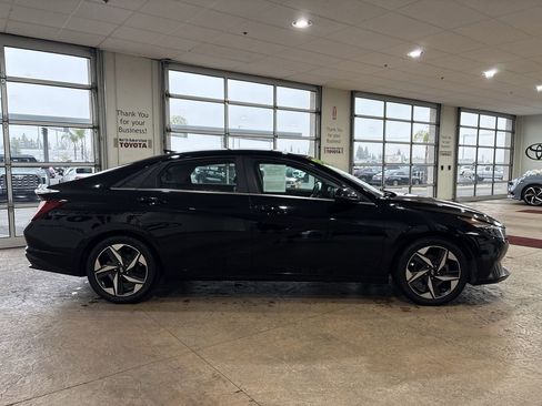 Used 2023 Hyundai Elantra Limited image 3