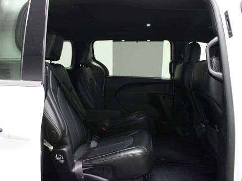 Used 2025 Chrysler Voyager LX FWD image 16