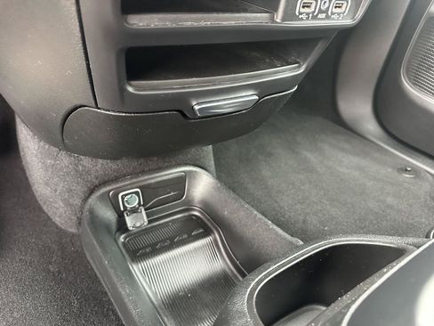Used 2025 Chrysler Pacifica Select FWD image 31