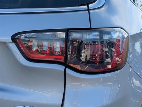 Used 2024 Jeep Compass Latitude image 10