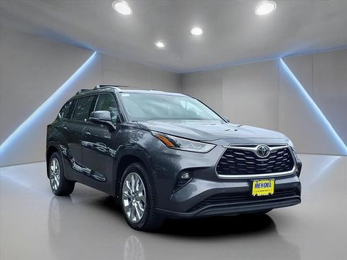 Used 2021 Toyota Highlander Limited image 3