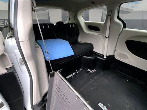Used 2022 Chrysler Voyager LX FWD image 26