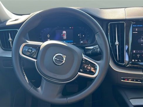 Used 2025 Volvo XC60 B5 Plus image 23