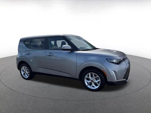 Used 2025 Kia Soul LX w/ LX Technology Package image 2