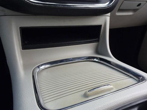 Used 2015 Dodge Grand Caravan SXT image 19