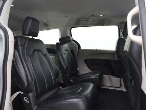 Used 2022 Chrysler Pacifica Touring-L image 13