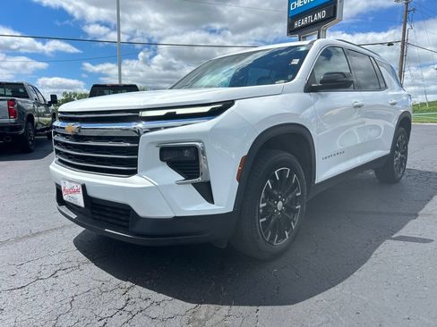Used 2025 Chevrolet Traverse LT w/ Sun and Wheel Package AWD/4WD image 1
