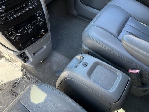 Used 2006 Chrysler Town & Country Touring image 55