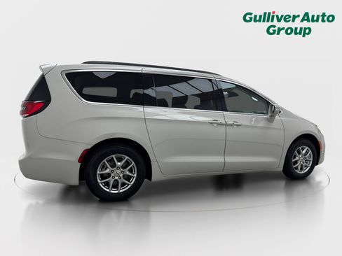 Used 2021 Chrysler Pacifica Touring FWD image 9