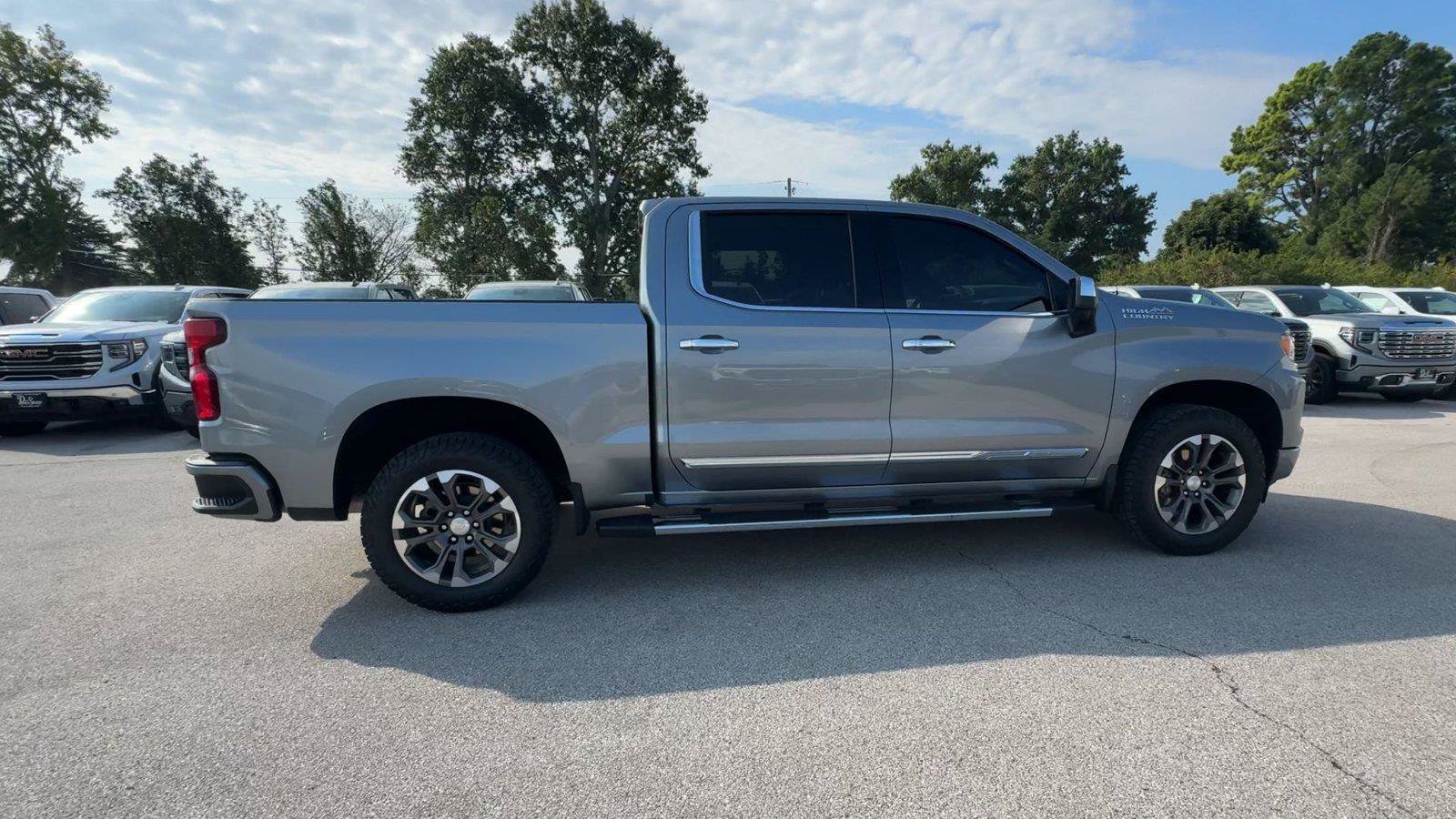 Used 2023 Chevrolet Silverado 1500 High Country w/ Technology Package AWD/4WD image 2