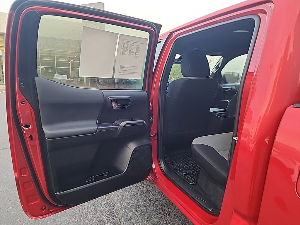 Used 2021 Toyota Tacoma TRD Off-Road w/ Technology Package AWD/4WD image 15