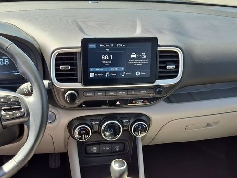 Used 2025 Hyundai Venue SEL FWD image 19