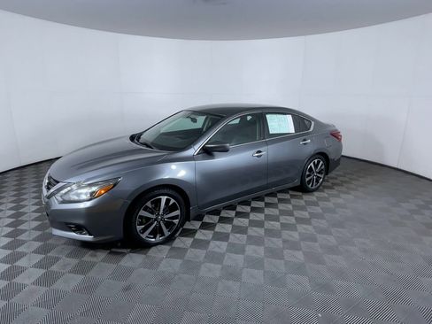 Used 2017 Nissan Altima 2.5 SR w/ LED Appearance Package image 4