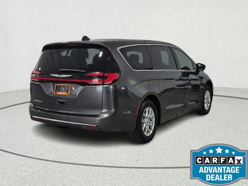 Used 2023 Chrysler Pacifica Touring-L FWD image 6