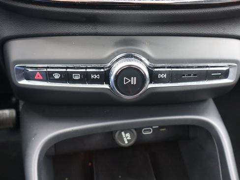 Certified 2025 Volvo XC40 B5 Core image 27