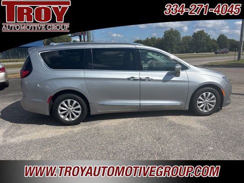 Used 2018 Chrysler Pacifica Touring-L image 3