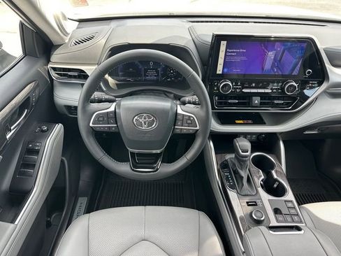 Used 2026 Toyota Highlander Limited AWD/4WD image 10