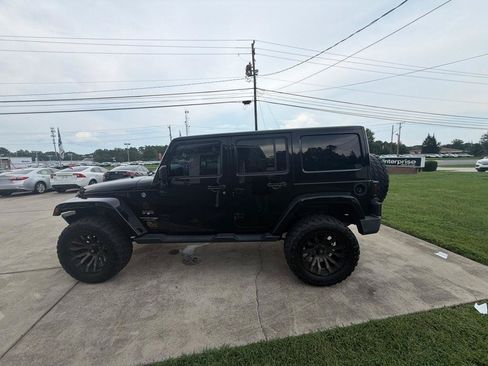 Used 2018 Jeep Wrangler Unlimited Sahara w/ Connectivity Group AWD/4WD image 11