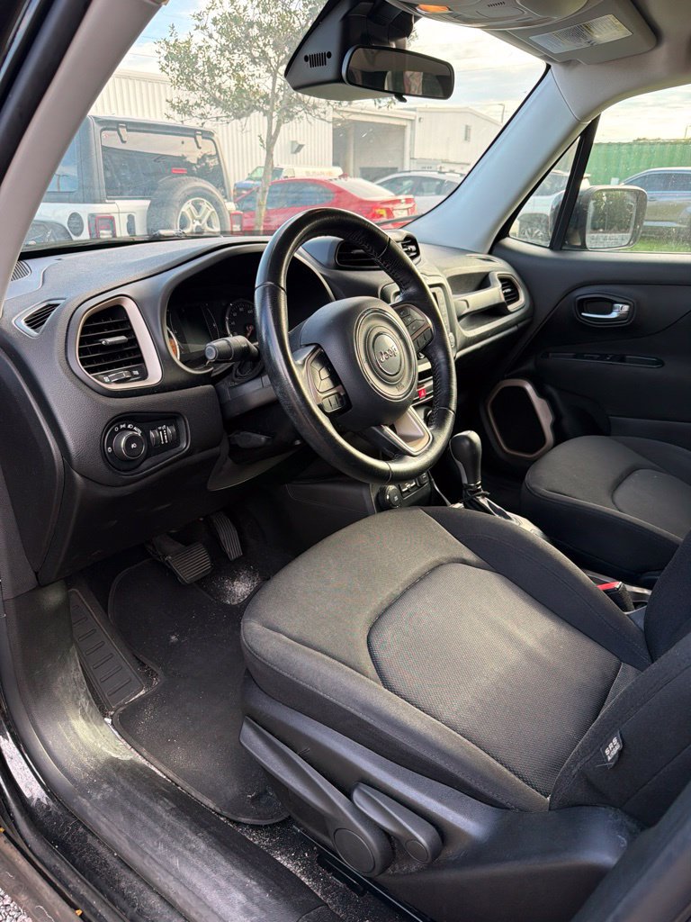 Used 2016 Jeep Renegade Latitude AWD/4WD image 3