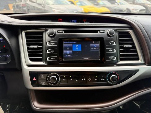 Used 2019 Toyota Highlander LE AWD/4WD image 33