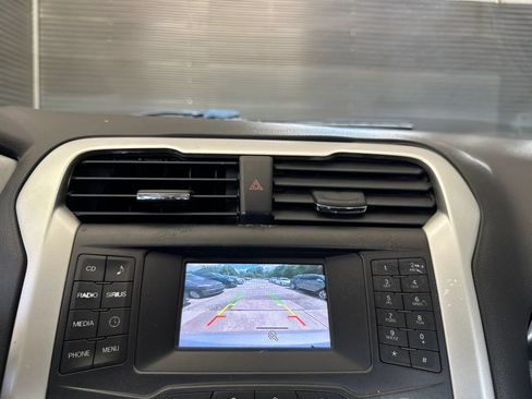 Used 2016 Ford Fusion SE FWD image 18