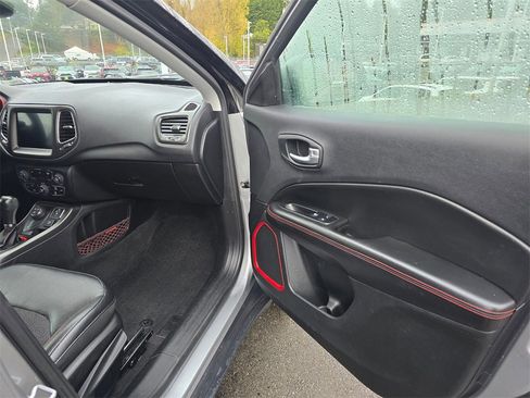 Used 2018 Jeep Compass Trailhawk image 12