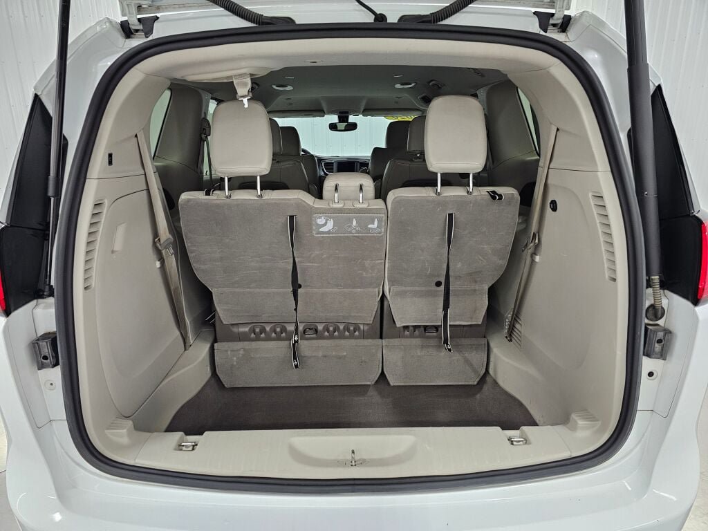 Used 2020 Chrysler Pacifica Touring-L FWD image 16