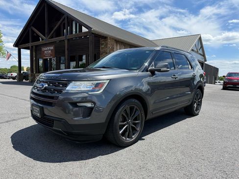 Used 2018 Ford Explorer XLT w/ Equipment Group 202A FWD image 2