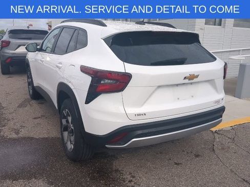 Used 2025 Chevrolet Trax LT w/ Driver Confidence Package FWD image 3