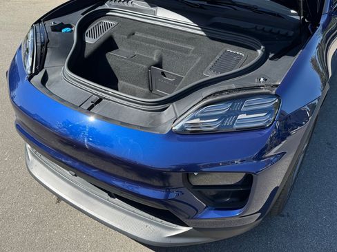 Used 2025 Porsche Macan 4S Electric AWD/4WD image 31