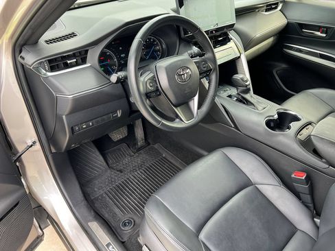 Used 2022 Toyota Venza XLE AWD/4WD image 18