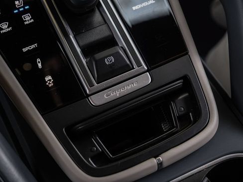 Used 2023 Porsche Cayenne S Platinum AWD/4WD image 36