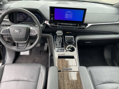 Used 2025 Toyota Sienna Platinum AWD/4WD image 15