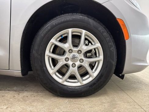 Used 2021 Chrysler Pacifica Touring-L w/ Uconnect Theater Family Group image 12