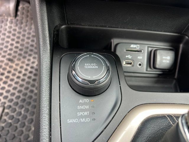 Used 2016 Jeep Cherokee Latitude w/ Cold Weather Group AWD/4WD image 24