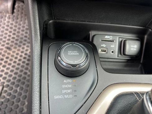 Used 2016 Jeep Cherokee Latitude w/ Cold Weather Group AWD/4WD image 24