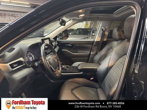 Certified 2025 Toyota Highlander XLE image 17
