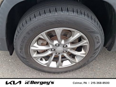 Used 2019 Jeep Cherokee Latitude Plus w/ Cold Weather Group AWD/4WD image 10